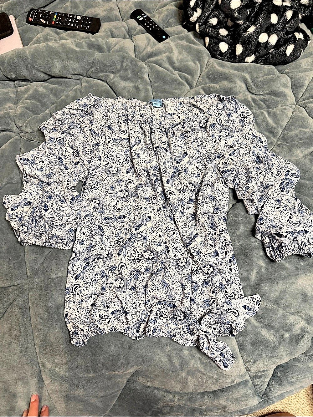 CeCe Paisley Off-The-Shoulder Ruffle Sleeve Tie-Hem Top Blue & White Large